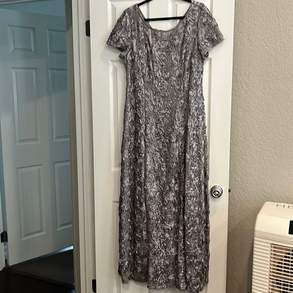 Silver/gray evening gown with rosette and small sequin detail
